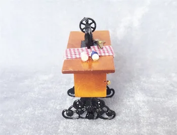 1/12 Miniature Dukkehus Møbler, Retro Vintage Mini-Symaskine Med En Saks Med At Foregive, At Spille, Simulation, Møbler, Legetøj Sæt