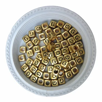 2600PCS 6*6MM Enkelt Bogstav G Udskrivning af Cube Golden Akryl Alfabet Perler 3D Kvadratisk Form Stort Hul Kint Navn Armbånd Perler
