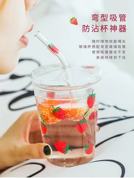 Små, friske jordbær sugerør af glas sød pige med hjertet dække morgenmad cup gennemsigtig varmt vand cup-ins vind